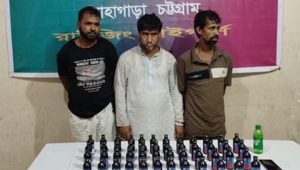 লোহাগাড়ায় শতাধিক ফেনসিডিলসহ পুলিশের ৩ সোর্স আটক